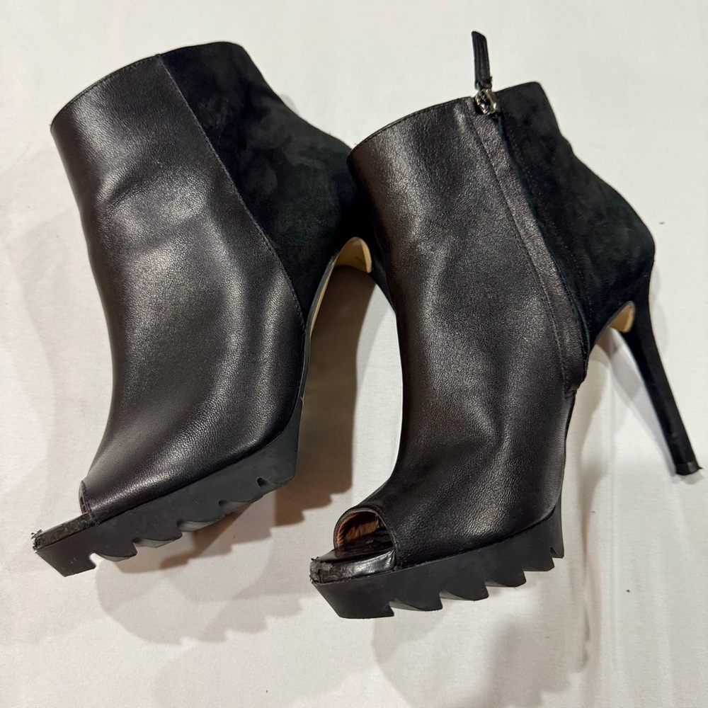 BCBG MaxAzria Black Women's Stiletto Boot w/ Side Zip & Faux Velvet/Leather Sz 7